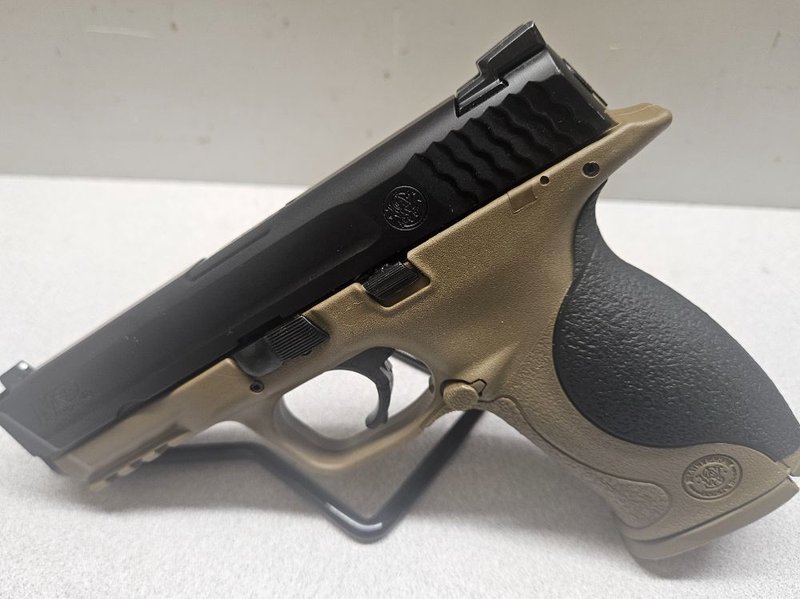 Smith & Wesson M&P 40 Semi-Auto Pistol .40 S&W 4.25 Inch Barrel